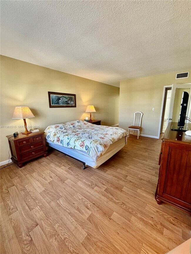 Building Photo - 400 Kings Point Dr