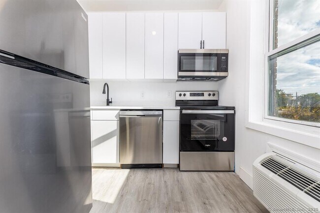 Primary Photo - 1252 Main St