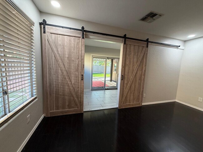 Building Photo - 1945 E Aloe Pl