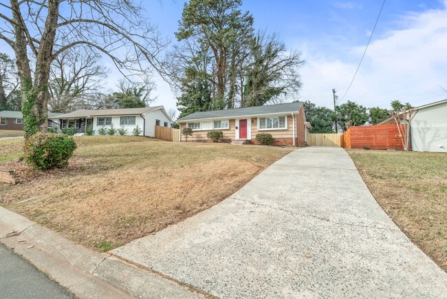 Building Photo - Freshly Painted 3-Bedroom Home minutes fro...