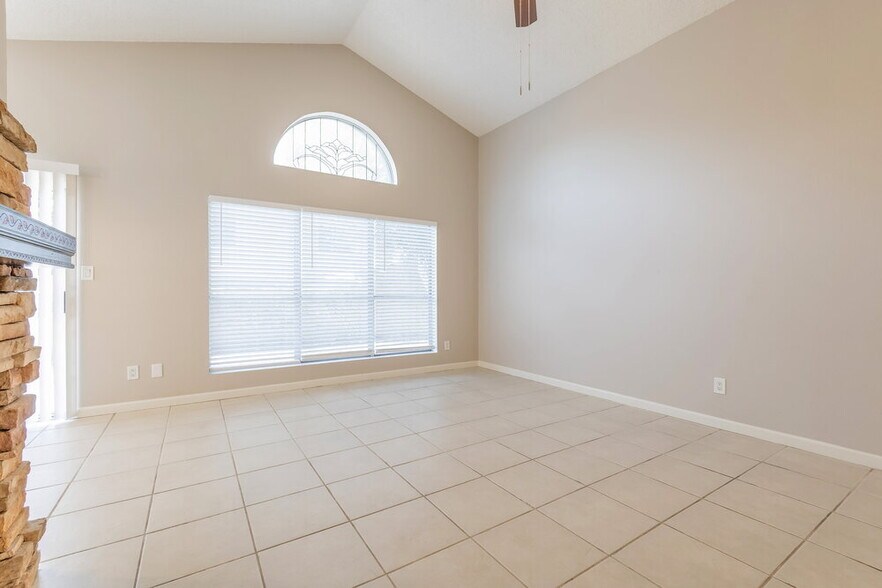 Building Photo - 517 E Kristal Way