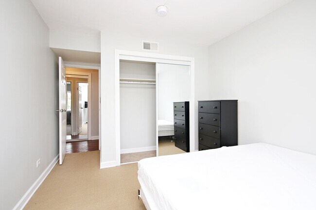 Building Photo - Furnished Condo Convenient to UVA Grounds ...