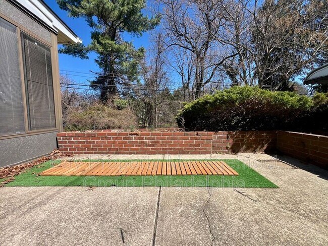 Building Photo - 303 Hedgerow Ln