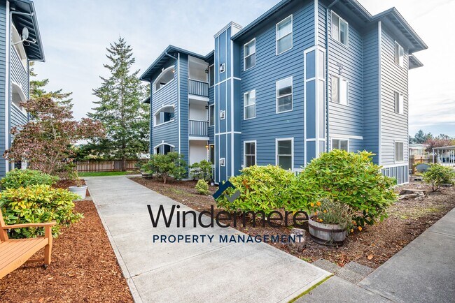 Building Photo - 3 Bed 2 Bath Ground Level Condo