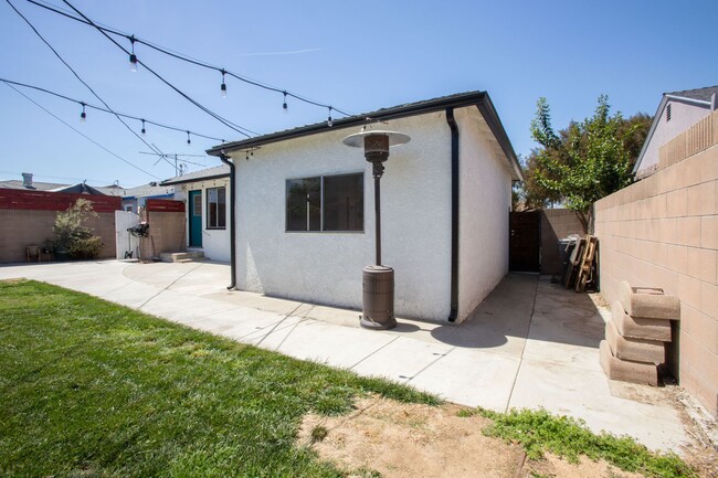 Building Photo - Lakewood Home, 2 Bedroom, 1 Bath with GREAT Backyard Space!