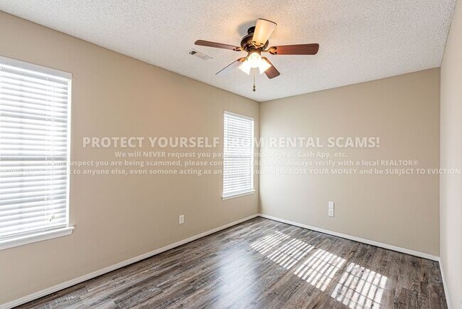 Building Photo - 3031 Essex Dr