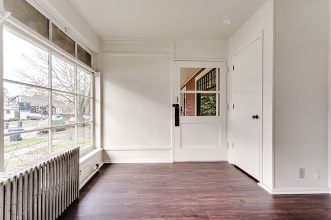 Building Photo - 4 Bedroom Ground Floor Apartment in Westside Neighborhood