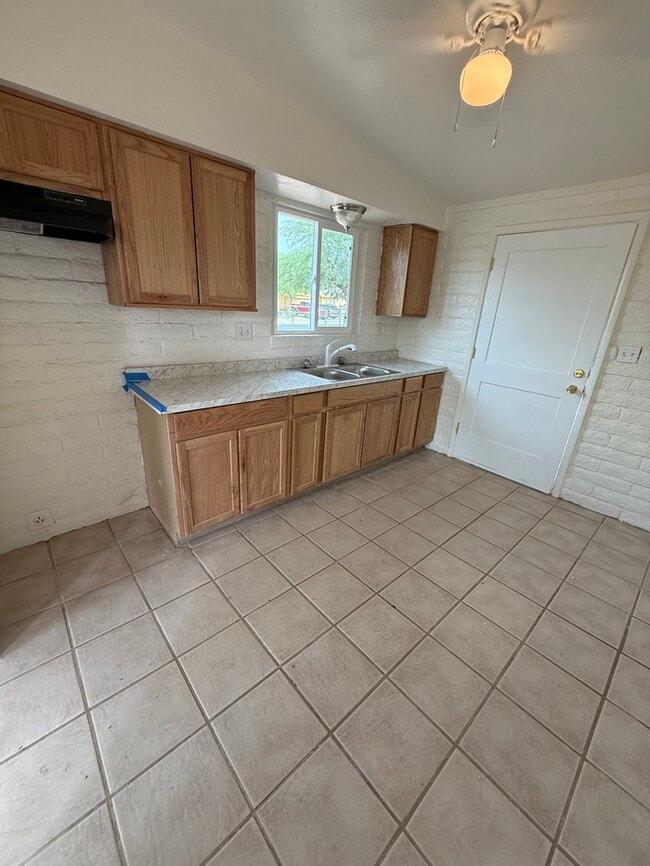 Building Photo - Townhome For rent