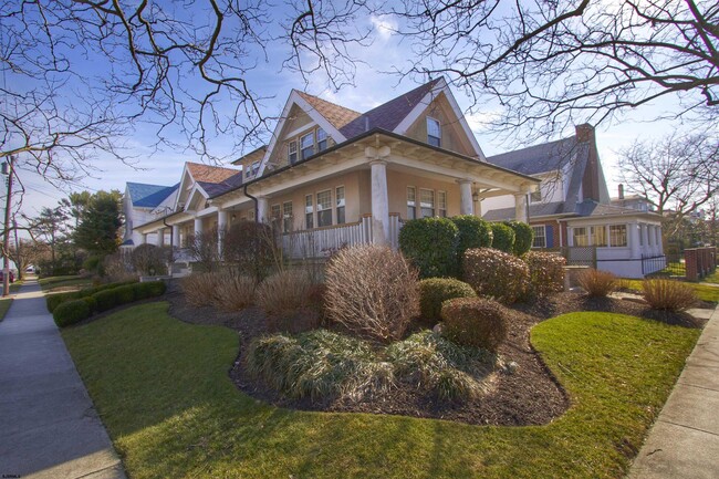 Building Photo - 2 S Dudley Ave