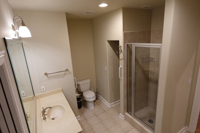 Building Photo - 914 Main St