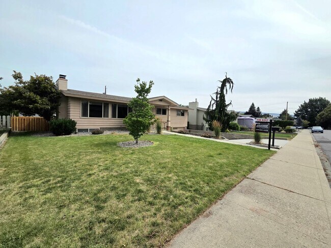 Building Photo - ** Oversized 4-Bedroom House w/ 2-Car Garage, & Fenced Backyard in a great Wenatchee Neighborhood!