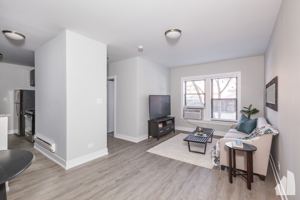 Building Photo - 713 W Brompton Ave