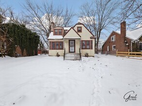 Building Photo - $1300 Bungalow