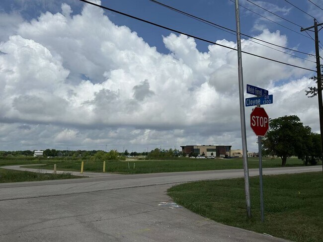 Building Photo - 1410 Cloyne Dr