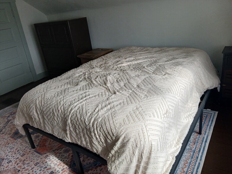 #1 Bedroom - 2461 Fairview Ave