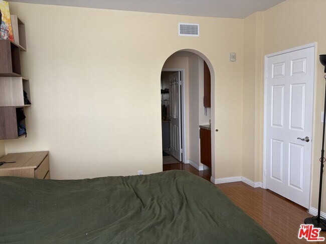 Building Photo - 620 S Gramercy Pl