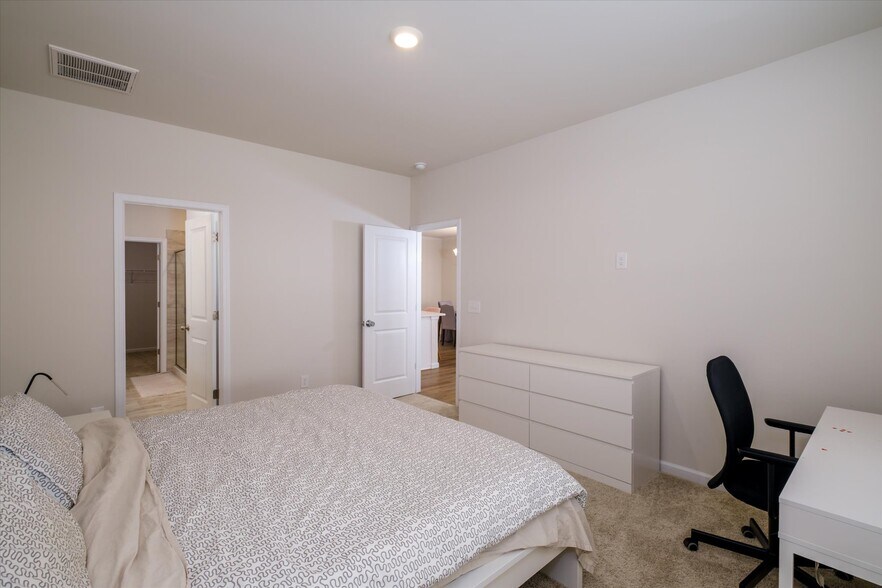 Building Photo - 6135 Snowy Egret Ave