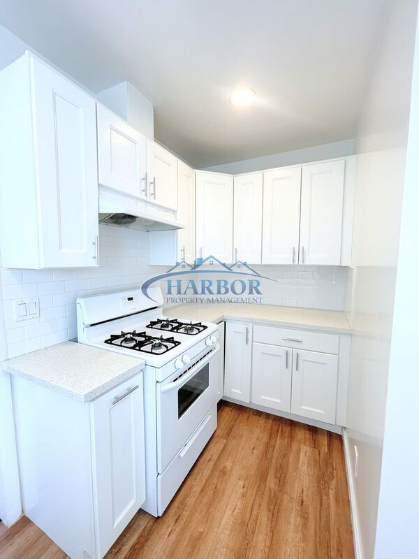 Building Photo - 1016 N Serrano Ave