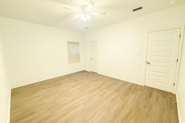 Building Photo - 5702 Moses Lp