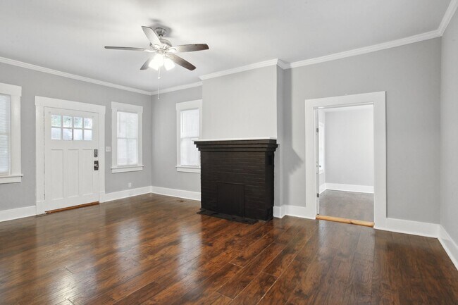 Building Photo - Large 4BR/2BA Downtown House Walking Distance to Daffin Park and Forsyth Park