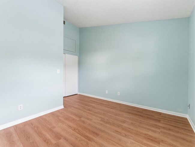 Building Photo - Absolutely stunning executive 2/1.5 townhome in South Tampa