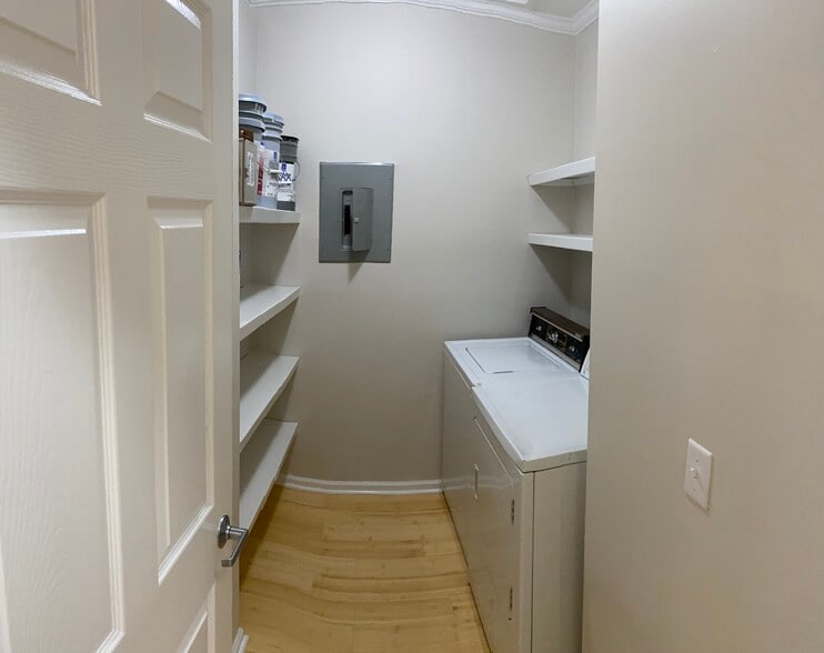 Building Photo - 70 Lake Barnett Dr