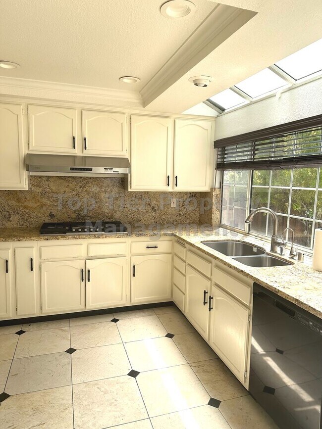 Building Photo - Beautiful 3 Bed / 2.5 Bath / 2,211 Sqft Sa...