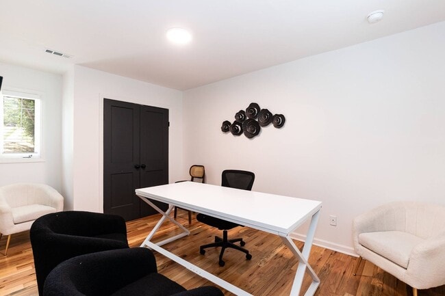 Building Photo - Ultra Modern Three Bedroom Home!