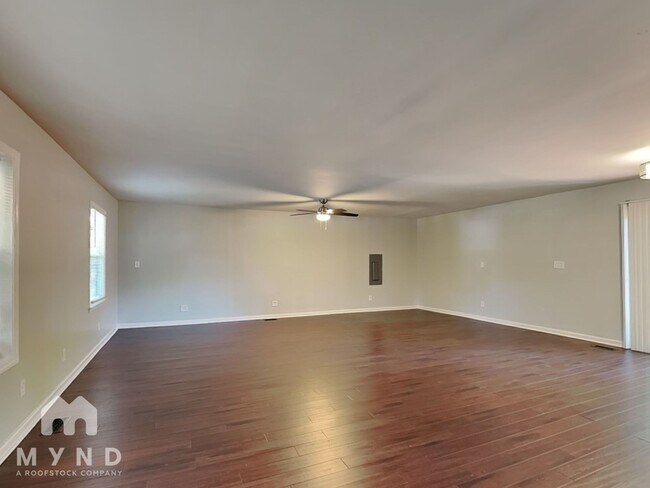 Building Photo - 5613 Deerborn Dr