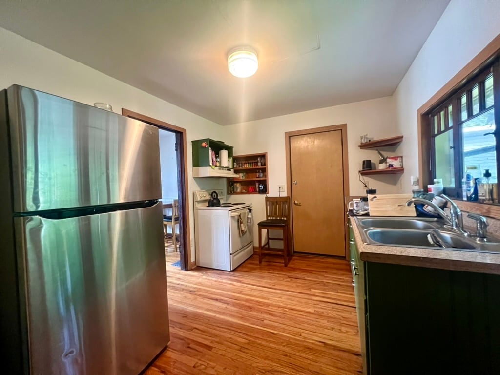 Kitchen - 819 1/2 Carney Ave