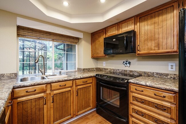 Building Photo - 3 Bedroom 2 Bath Single Level with Fence B...