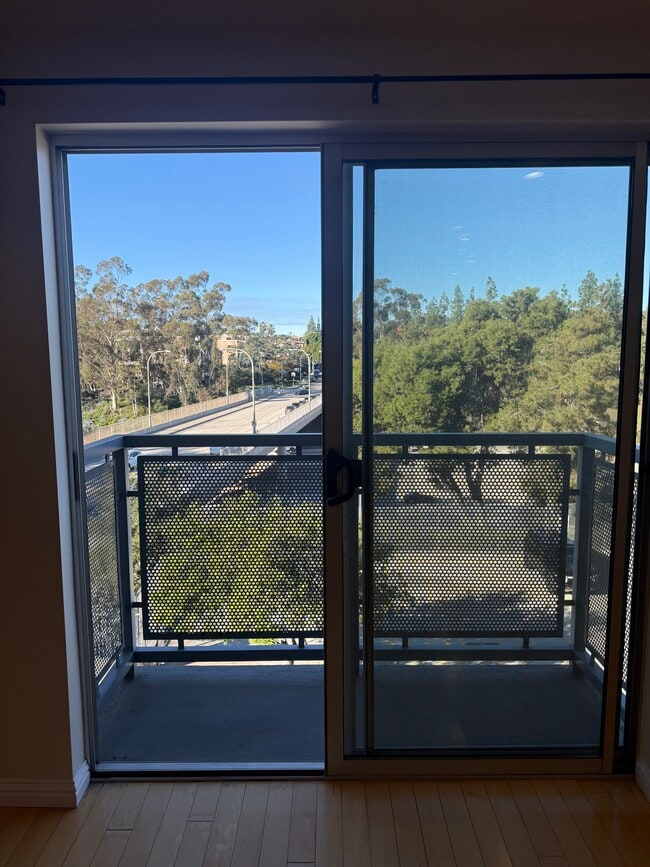 Building Photo - 159 W Green St