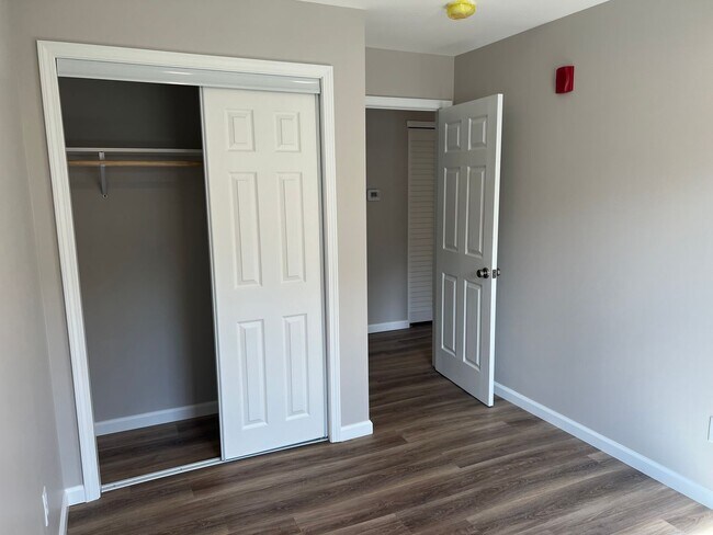 Building Photo - 3-Bedroom, 2-Bathroom Apartment on Bloomington's Eastside