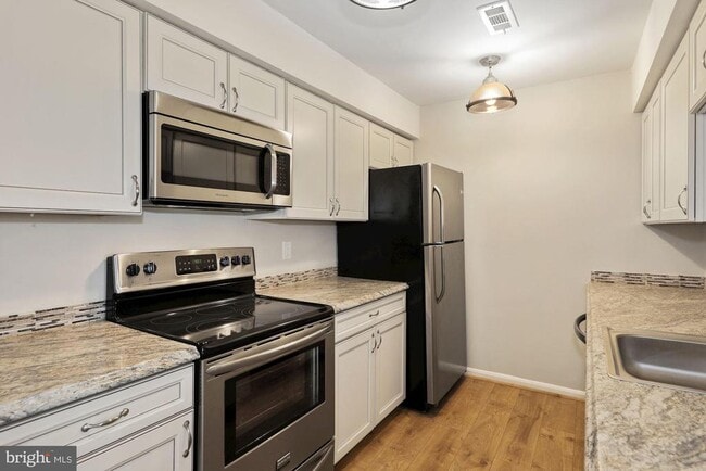 Building Photo - 1601 Carriage House Terrace