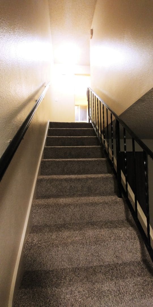 Building Photo - 2 bedroom 1.5 bathroom townhouse in the he...