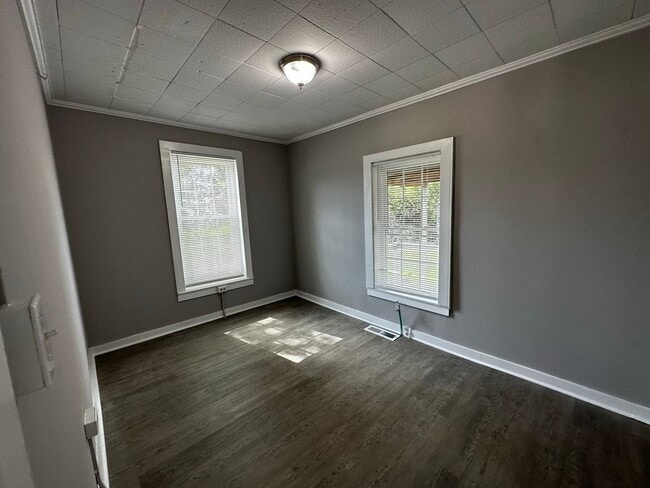 Building Photo - 213 E Main St