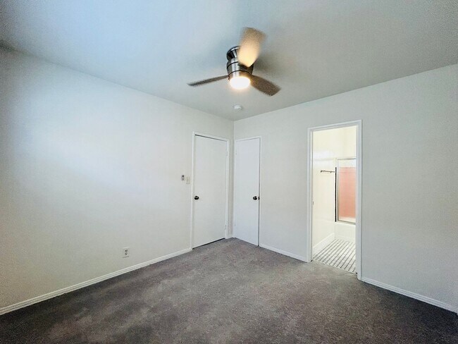 Building Photo - was738