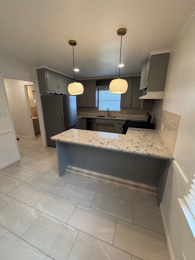 Building Photo - Midtown Charmer 2 Bed 2 Bath! Gorgeous Updates!