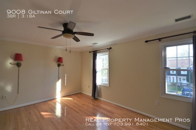 Building Photo - Charming End Unit by Huntsman Lake!