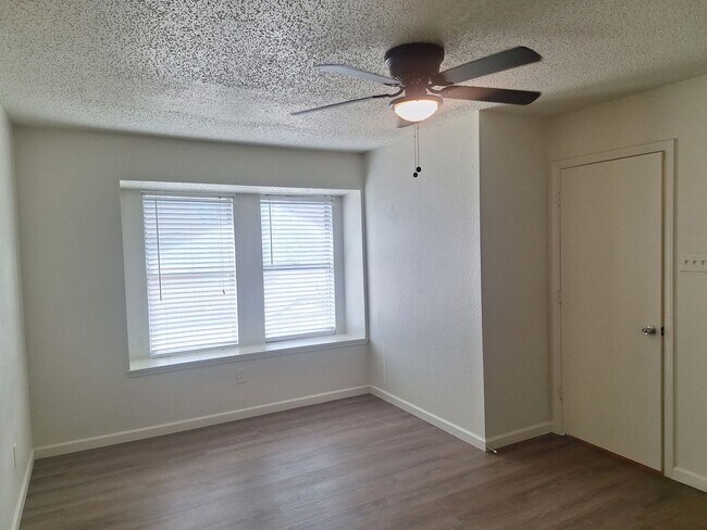 Building Photo - 3944-3946 Queens Ct