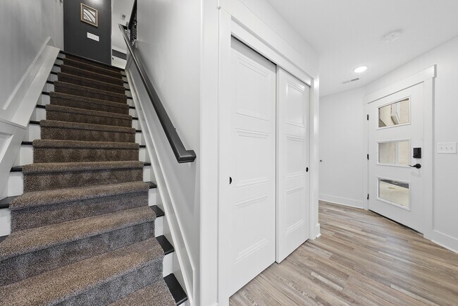 Building Photo - 127 E 8th Ave