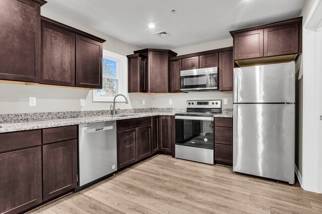 Building Photo - Beautiful 3 bedroom, 2.5 bath townhouse available!