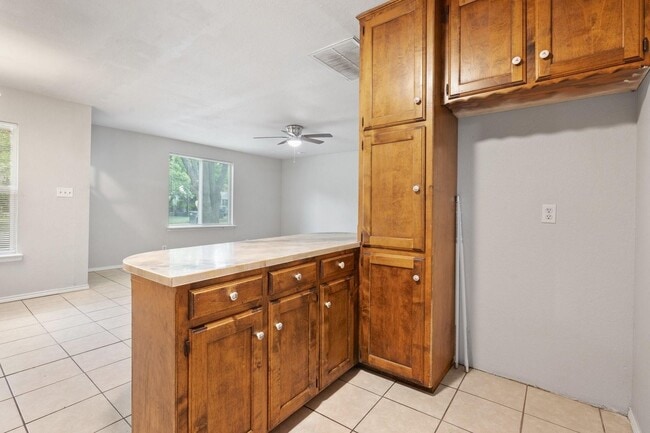 Building Photo - 1206 Joslin St