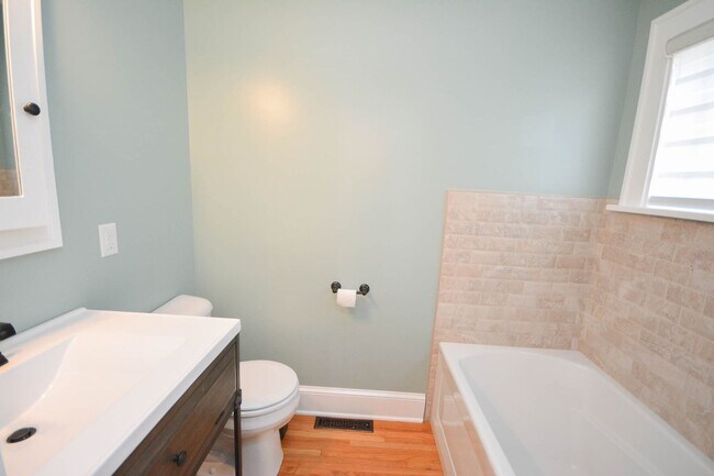 Building Photo - Gorgeous home with classic details in the ...