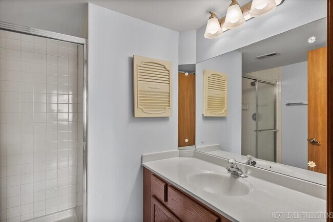 Building Photo - 451 Valley Dr