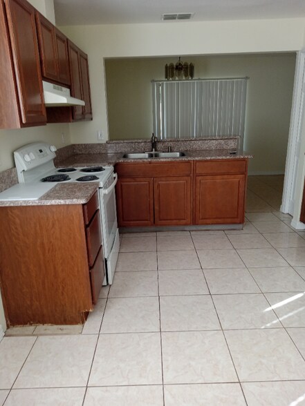 Building Photo - 761 Maderia Ct