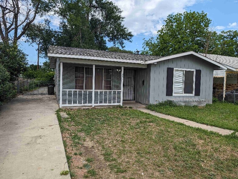 Building Photo - 339 W Bedford Ave