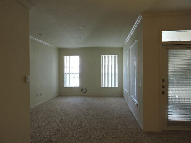 Building Photo - 2BR/2BA Condo in Gated Community - The Res...