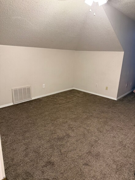 Building Photo - 1305 N Willow Dr