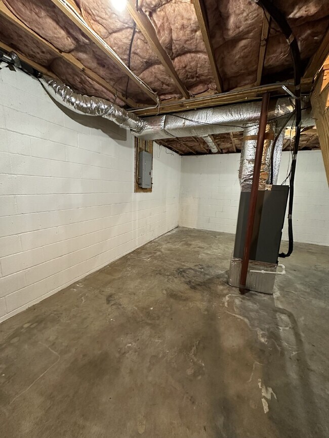 Building Photo - 913 Poppy Dr